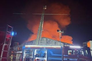 Ogromny pożar kurnika na Opolszczyźnie! W środku było ponad 130 tys. sztuk drobi [ZDJĘCIA]