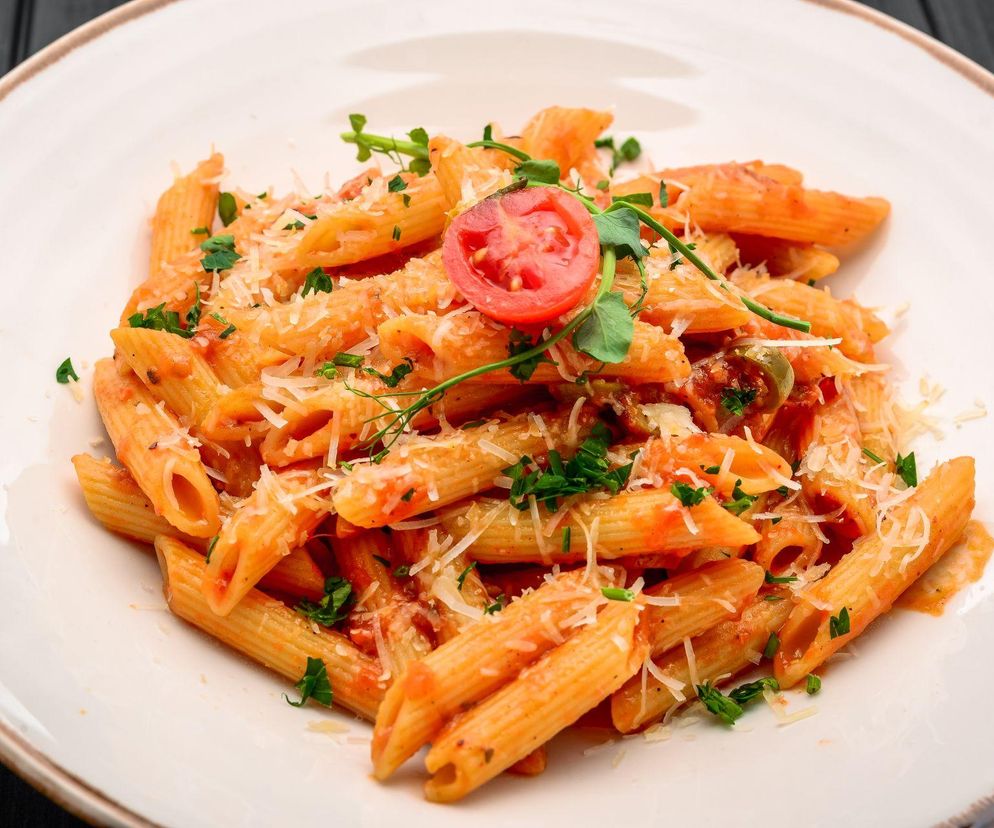 Makaron Gigi Hadid w ostrym sosie pomidorowym – przepis, który podbił internet