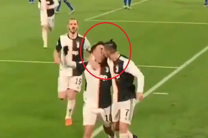 Cristiano Ronaldo i Paulo Dybala w płomiennym pocałunku