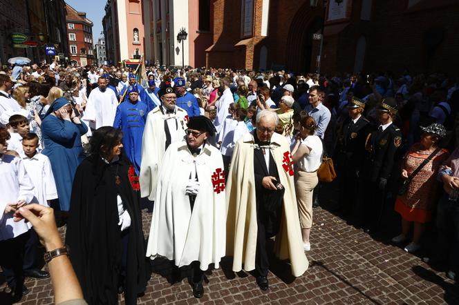 Ulicami przeszła centralna procesja Bożego Ciała. Wystrój ołtarzy nawiązuje do hasła „Wierzę w Kościół Chrystusowy”