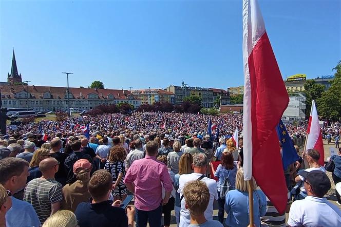 Manifestacja 4 czerwca na placu Solidarności w Szczecinie