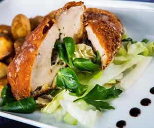 Pierś z kurczaka ze szparagami, brie i prosciutto. Idealny obiad dla całej rodziny