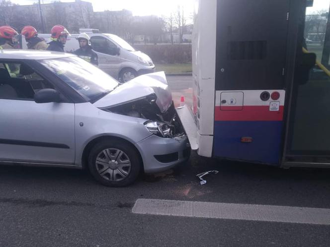 Samochód osobowy wjechał w tył autobusu. Chwile grozy na Wojska Polskiego 