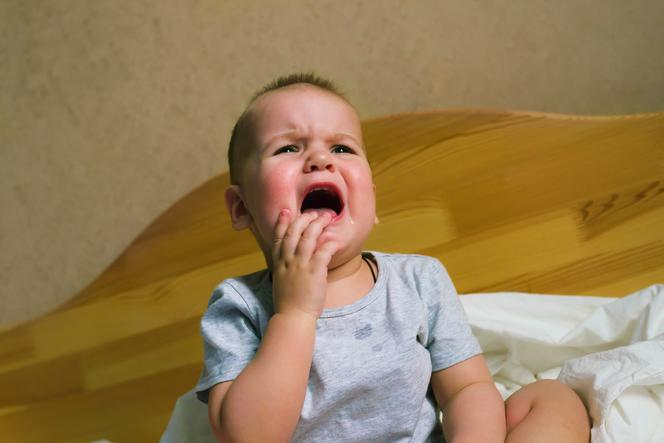  Co robić, gdy dziecko ma opuchnięte dziąsła? Czy ząbkowaniu może towarzyszyć wysypka i gorączka? 