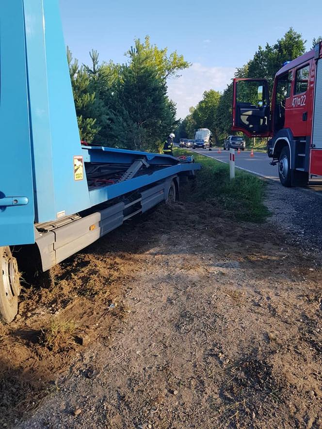 Ludwinowo Dębskie: ciężarówka wjechała w betonowy słup, kierowcy cudem nic się nie stało