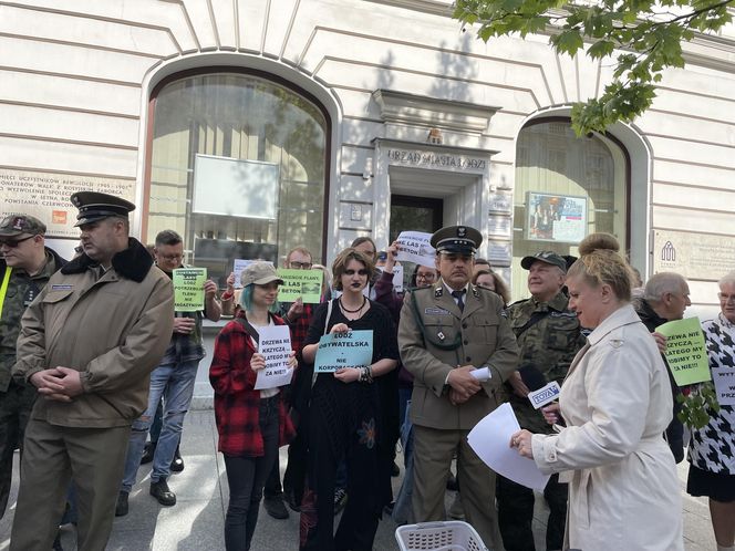 Wielki protest pod urzędem miasta w Łodzi. "Broń lasów Lublinka"