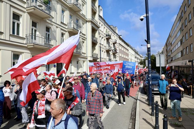 Banery na powitanie Nawrockiego 