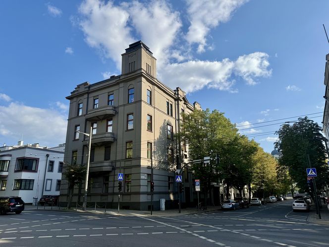 Kamienica z 1929 roku zaprojektowana przez Edmundasa Alfonsasa Frykasa, znajduje się w niej Muzeum Art Deco w Kownie