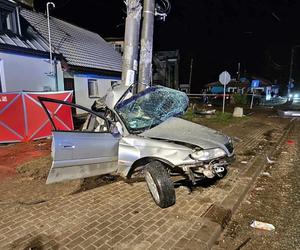 Opel zatrzymał się na słupie, dwóch 20-latków nie żyje