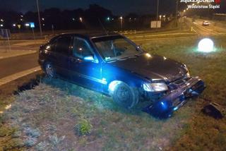 Wodzisław Śląski: dwa promile alkoholu, brak dokumentów. Wjechał w wysepkę na rondzie [ZDJĘCIA]