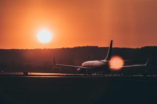 Urzekający zachód słońca na krakowskim lotnisku [ZDJĘCIE DNIA]