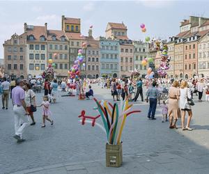 Warszawa z lat 90. zachwyca. Tak wyglądała codzienność mieszkańców. Mamy archiwalne fotografie