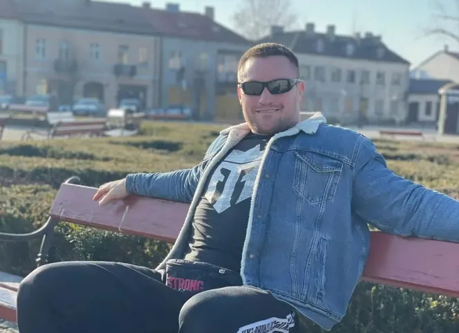 Krzysztof Radzikowski z Gogglebox TTV chwycił wielkiego drąga i okrutnie się przy tym namęczył. Wielu już o tym zapomniało 