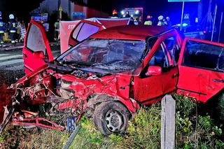 Koszmarny wypadek pod Tomaszowem! 21-latka nie żyje, 4 osoby ranne [ZDJĘCIA]