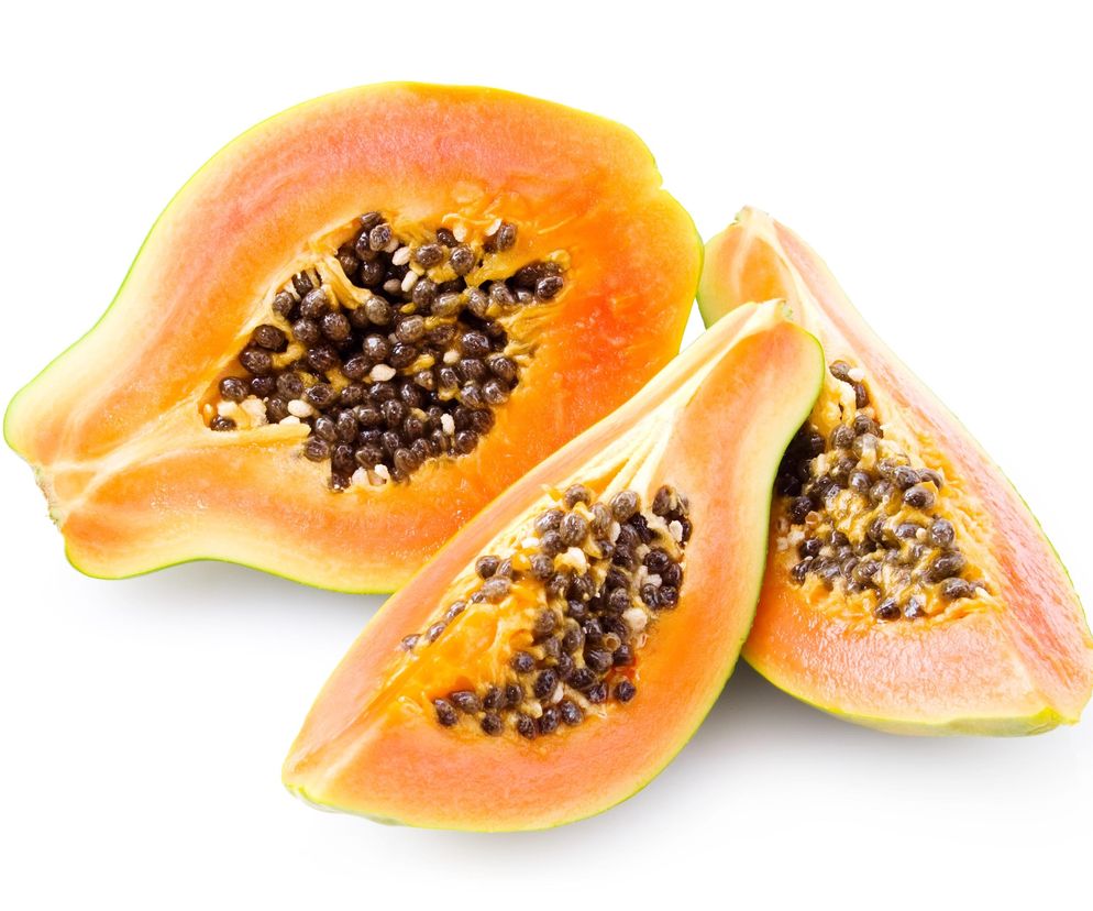 Papaja to owoc melonowca - wysokiej byliny, która rośnie w krajach tropikalnych. Istnieją dwie odmiany papai - hawajska i meksykańska. Większość owoców  dostępnych w sklepach należy do słodszej odmiany hawajskiej, o kształcie  gruszki i żółtopomarańczowej skórce u dojrzałych owoców. Miąższ tej  odmiany jest pomarańczowy lub różowawy, a w jego środku znajdują się  małe, czarne nasionka. Papaje meksykańskie są o wiele większe i mogą  ważyć nawet 5 kg.