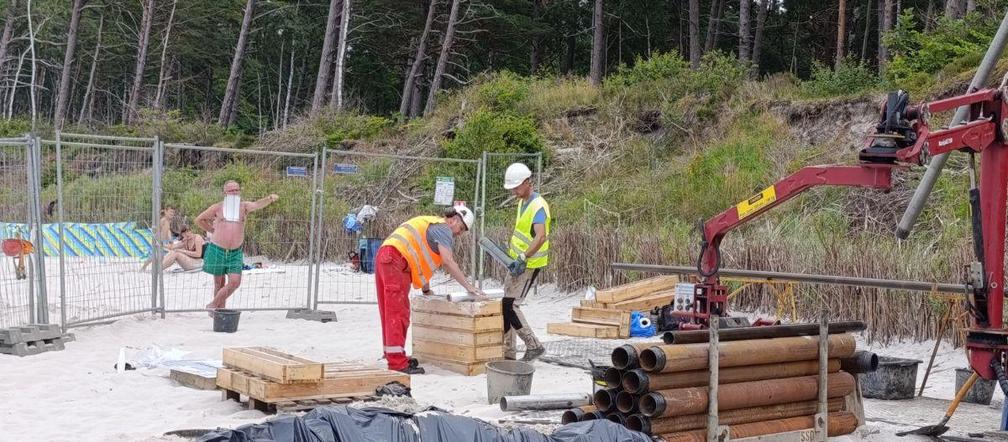 Badanie geologiczne na plaży w Lubiatowie. Budowa elektrowni jądrowej w gminie Choczewo