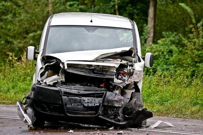 Sokołów Podlaski: Poważnie zderzenie bmw z fiatem. Ciężko ranna jest pasażerka bmw
