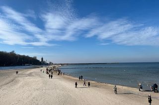 Nie brakuje spacerowcziów w Kołobrzegu. Na plaży można było poczuć wiosnę