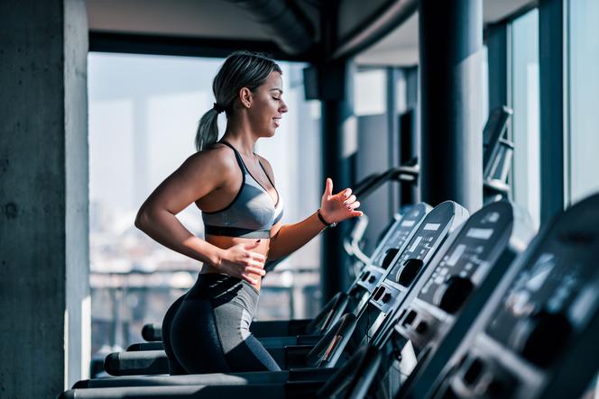 Kiedy ćwiczyć, by skutecznie spalić tłuszcz z brzucha? Eksperci wskazali najlepsze godziny