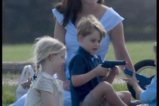 Książę George bawi się plastikową bronią