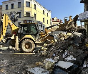 Mieszkańcy Kłodzka i Stronia Śląskiego rozpoczęli wielkie sprzątanie. Chcą zwalczyć skutki powodzi