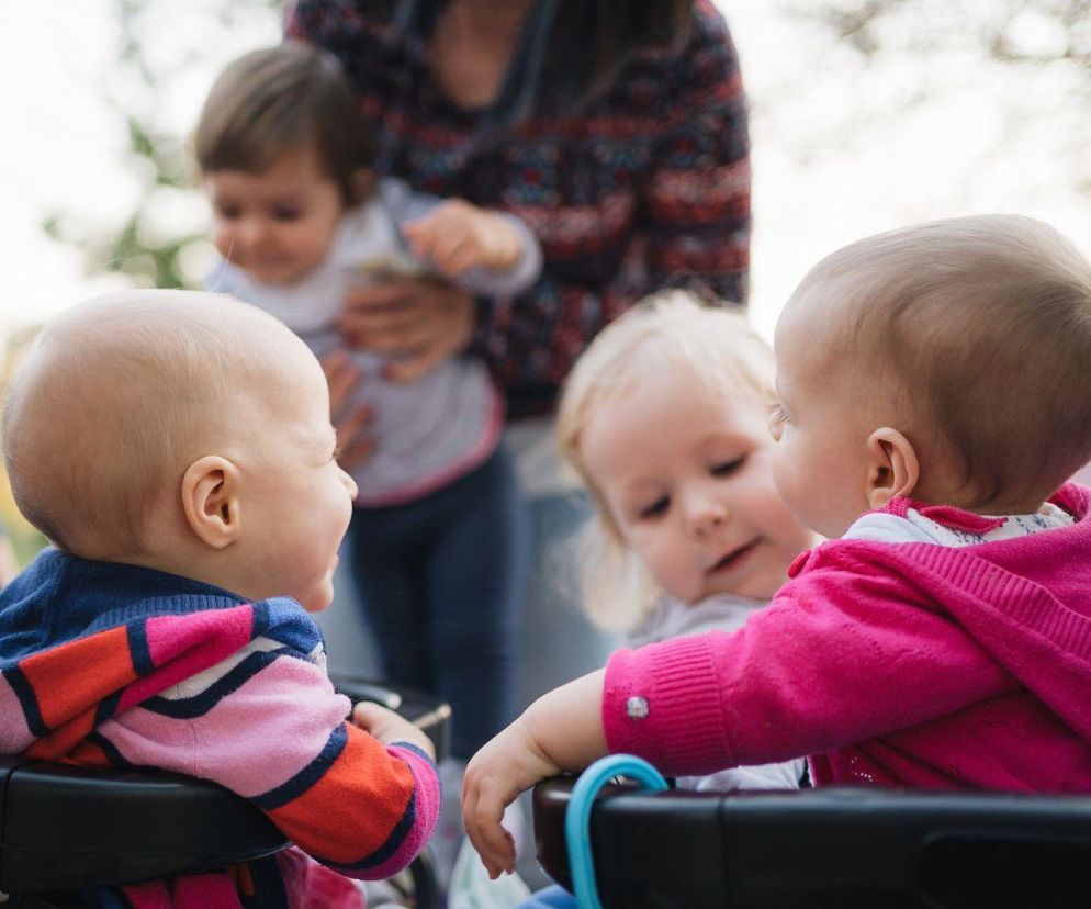 Ta mama ma pięcioro dzieci, a jej sposób na spacery zaskakuje