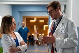 Na dobre i na złe odc. 912. Hania Sikorka (Marta Żmuda Trzebiatowska), Miłosz (Mikołaj Roznerski)