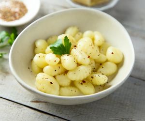 Gnocchi cacio e pepe zaskakują swoją prostotą. Wystarczy 5 składników