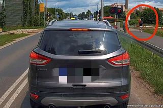 Założył słuchawki i ruszył przed siebie. Nie przejął się nawet nadjeżdżającym pociągiem! Wszystko się nagrało