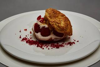 Paryżanka z musem różanym, malinami i lodami z rokitnika