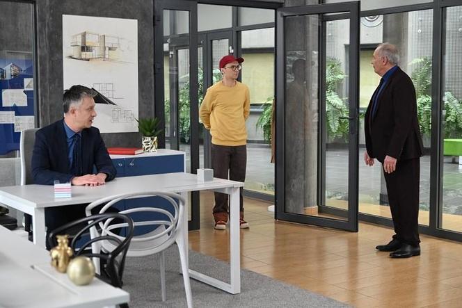 Pierwsza miłość, odcinek 3784: Karol Weksler (Karol Strasburger), Artur Kulczycki (Łukasz Płoszajski), Brian (Dominik Rybiałek)