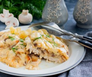 Pierś kurczaka z pieczarkami i serem: przepis na pieczony filet drobiowy