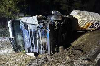 Makabryczny wypadek na DK10. Samochód rozerwany na strzępy. Kierowca nie przeżył