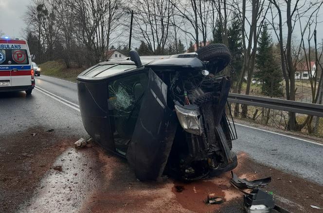 Chwile grozy w gminie Brodnica! Samochód osobowy wywrócił się na bok