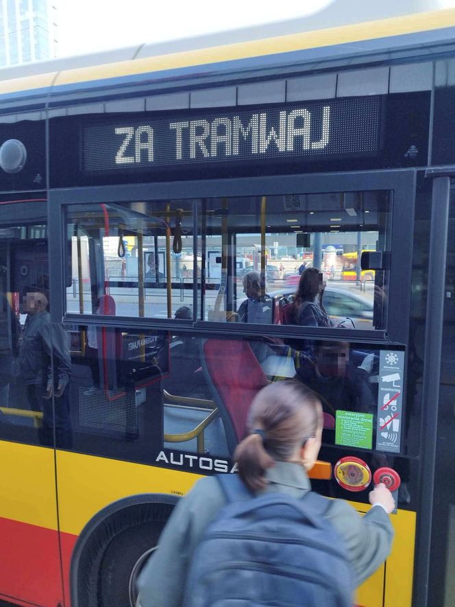 Zderzenie tramwajów w centrum Warszawy. 13 osób rannych, ruch tramwajowy wstrzymany