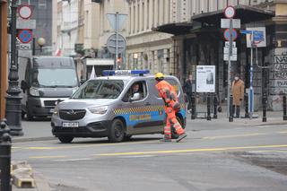 Armagedon w centrum Warszawy. Auta w kolejce do wypisania mandatów! Rozkopują pl. Pięciu Rogów