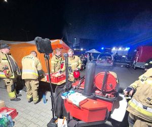 Kawle. Strażacy usuwają zniszczenia po pożarze hali przetwórstwa drobiu. W akcji robot gaśniczy i drony