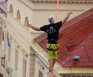   Urban Highline Festival 2023 w Lublinie. Slacklinerzy robią cuda na linach!