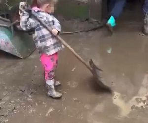 Nowe nagranie z dziewczynką z Kłodzka pojawiło się w sieci. Nie da się przejść obojętnie, ściśnie ci gardło!