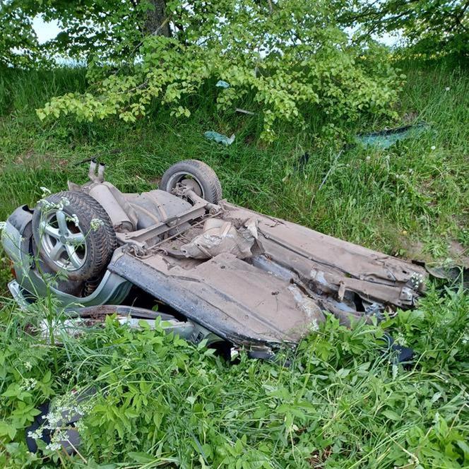 Tragiczny wypadek na Mazurach. Samochód rozpadł się na pół!