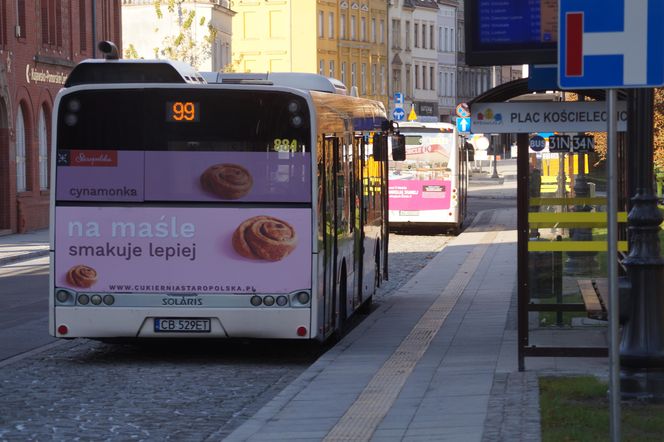 Na zrewitalizowany plac Kościeleckich w Bydgosczy wróciły autobusy! 