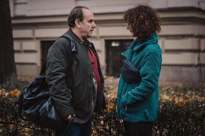 Szóstka. Olga (Julia Wyszyńska), John (Sławomir Orzechowski).