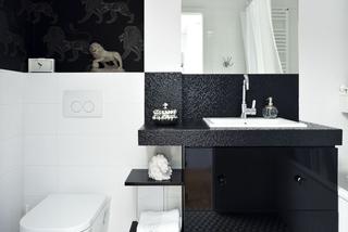Biał-czarna łazienka z tapetą w lwy