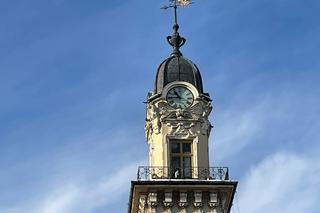 Zamarznięty śnieg zatrzymał zegar na wieży ratuszowej w Nowym Sączu 