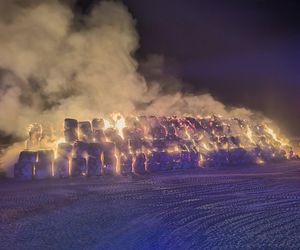 Pożar na polu. Spłonęło 1000 balotów słomy