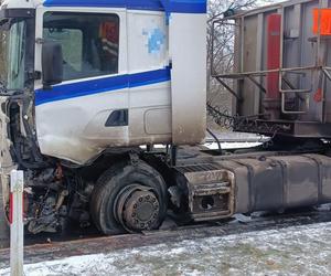 Pękła opona w tirze, zderzył się z samochodem osobowym. Wypadek na DK 12 niedaleko Leszna