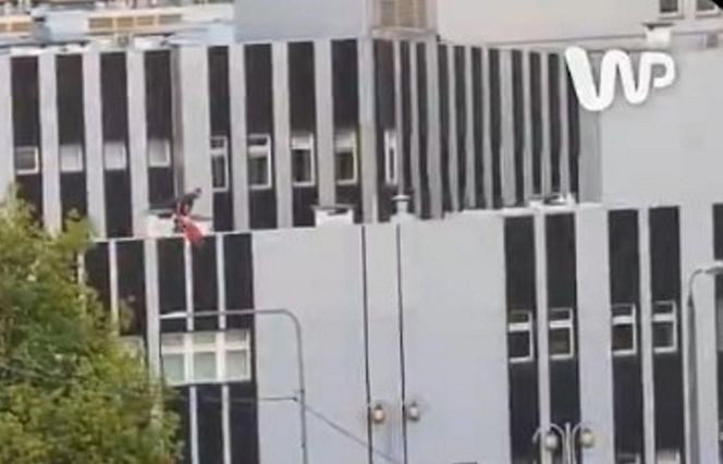 Mężczyzna chodził po dachu szpitala w Warszawie i spadł. Strażacy nie mogli rozłożyć skokochronu