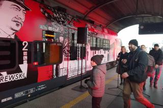 Tak wygląda specjalny pociąg Kolei Wielkopolskich z okazji 105. rocznicy wybuchu Powstania Wielkopolskiego