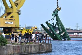 Operacja wydobycia dźwigu stoczniowego