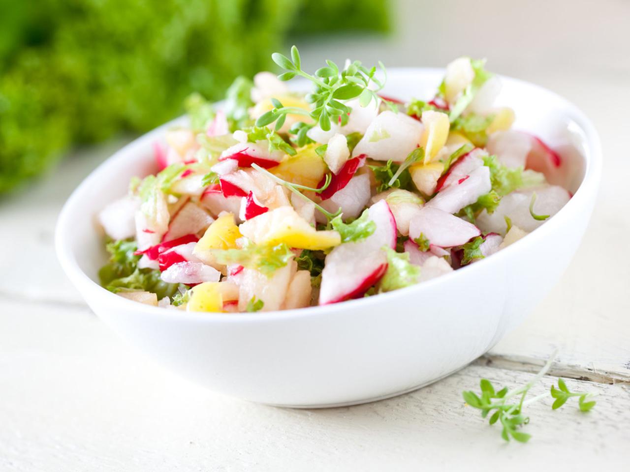 Leciutka i orzeźwiajaca sałatka z rzodkiewki z jabłkami